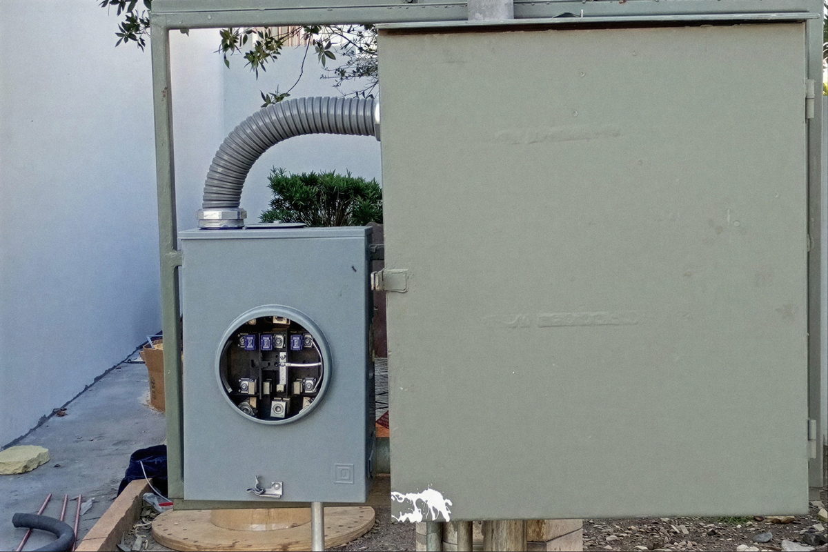 Base de medición terminada, con gabinete cerrado, medidor y tubería conduit instalados